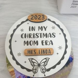 Round wooden picture frame as a gift for mother on Christmas day